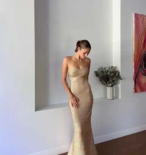 herve leger gold bandage dress THE METALLIC SARA GOWN – HERVÉ LÉGER This Resort 26 debut is a stylish addition to any wardrobe The Metallic Gabriella Dress Gold