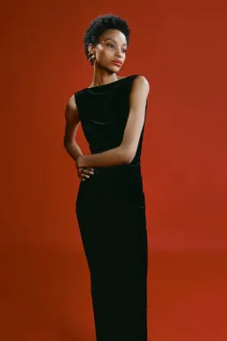 Effie Kats Verona Gown in Black Velvet Size M / AU 10 for rent on The Volte - image 2