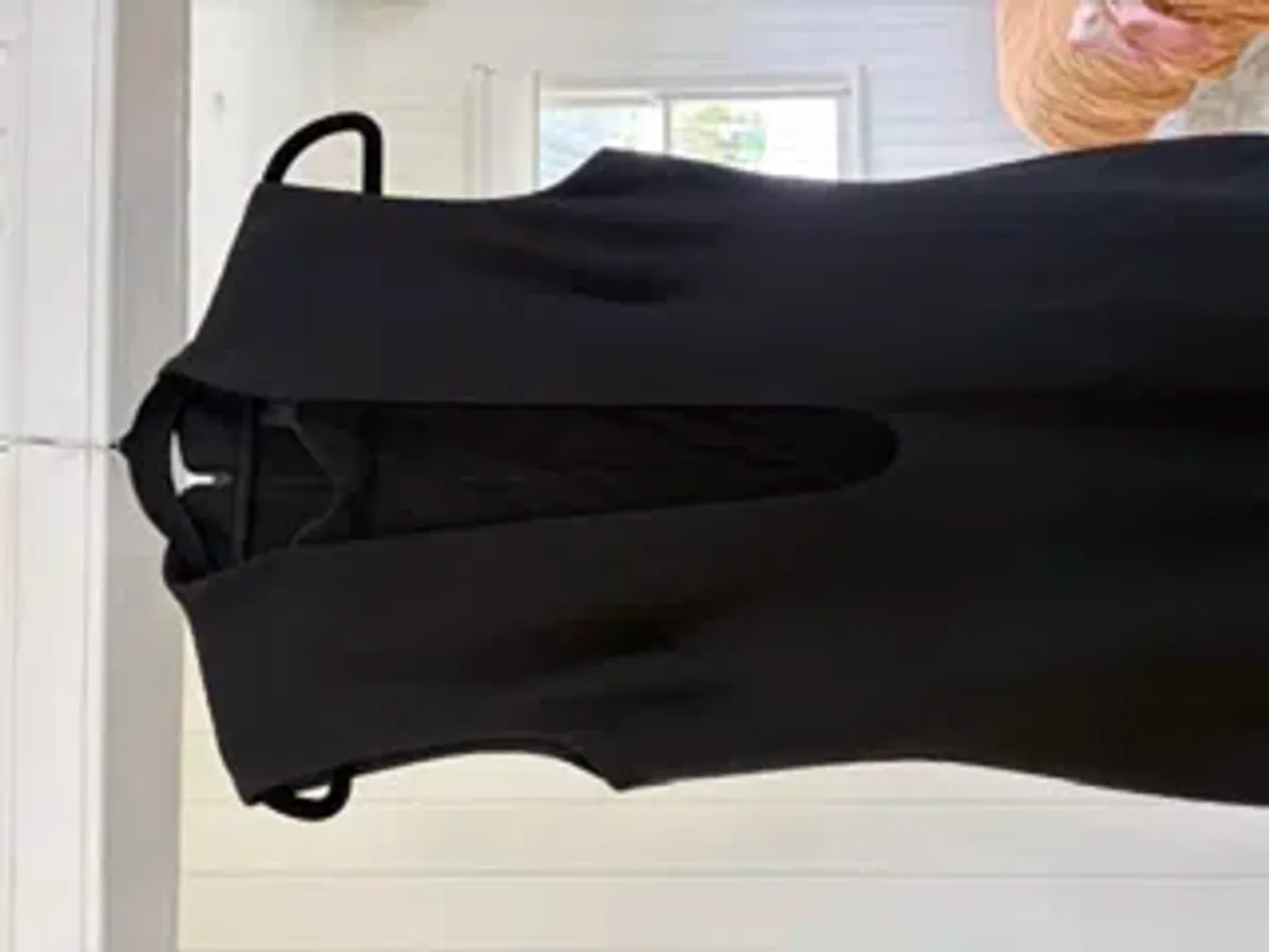 Carla Zampatti Castro Black Plunge Gown - Size 6 - Image 2