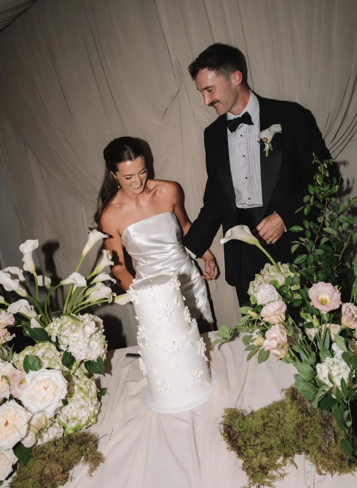 GRACE LOVES LACE SATEEN STRAPLESS MINI WEDDING DRESS IN Size Medium ( FITS AU 10 ) | RECEPTION, HEN'S & BACHELORETTE PARTY DRESS - Image 3