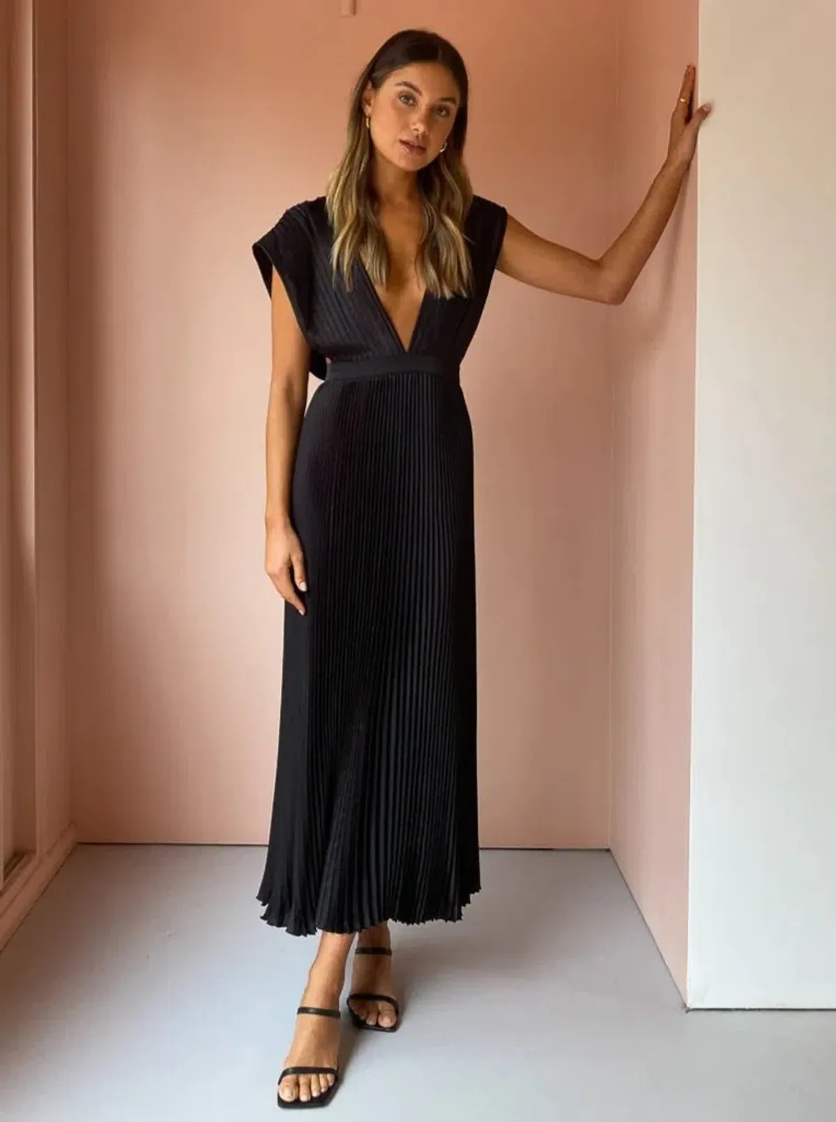 L’Idee Gala Gown in Noir Black Size 8 - Image 3
