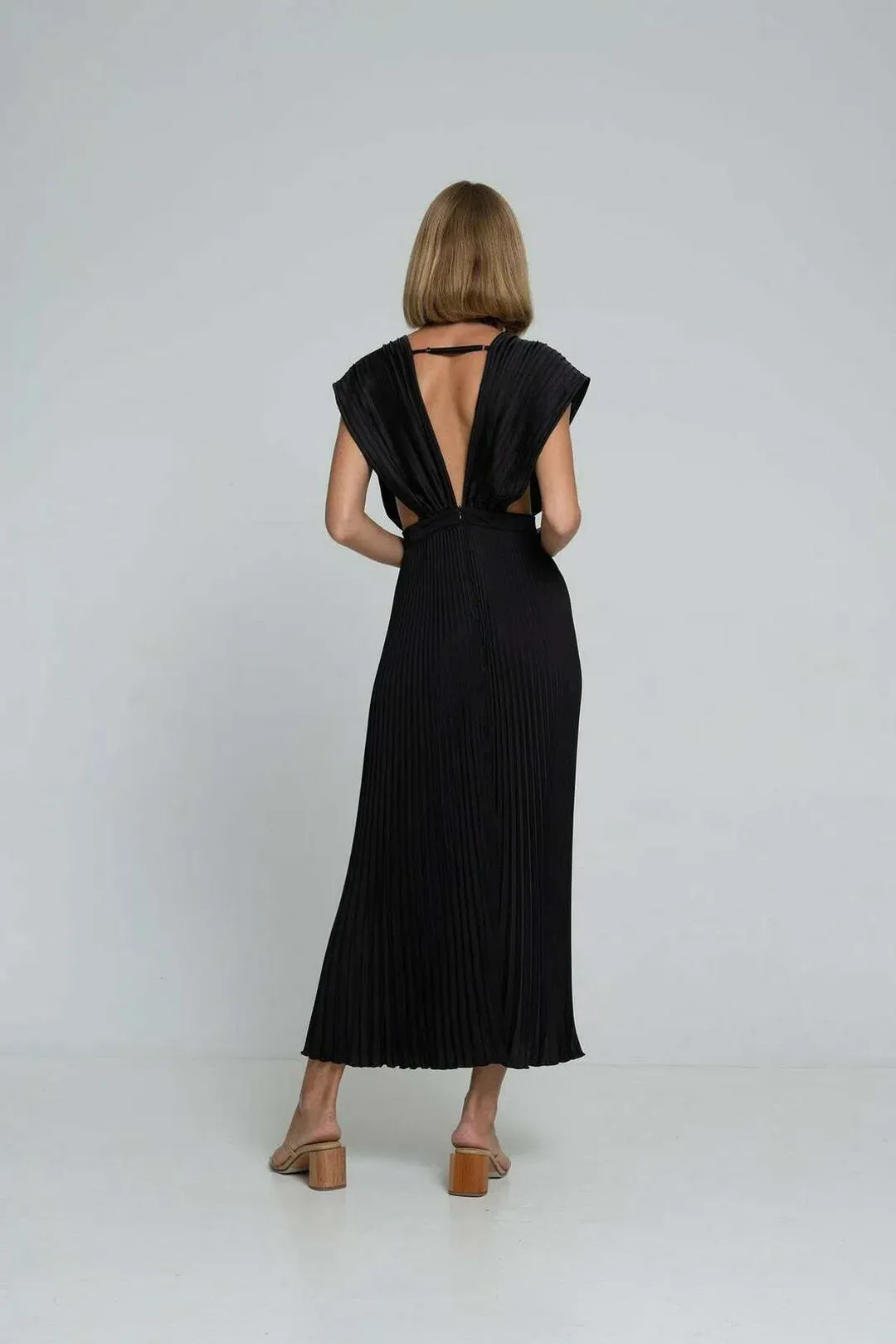 L'idee Gala Gown Black Size 8 for rent on The Volte - main image