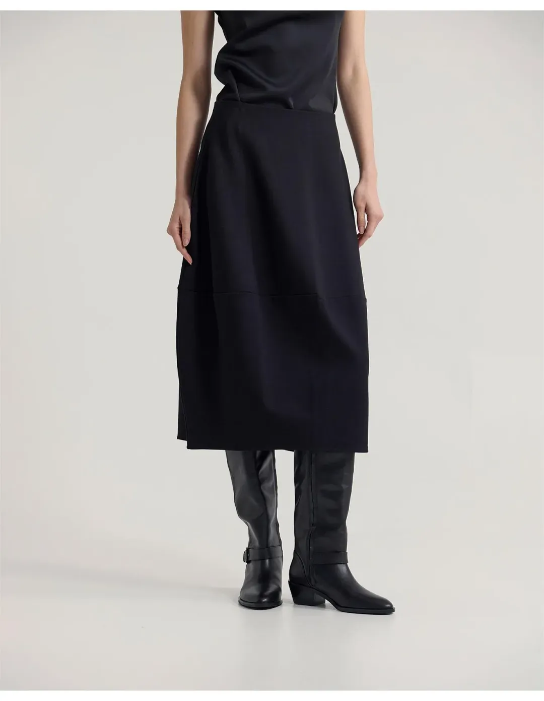 Oxford Sybil Stretch Knit Skirt Black Size 12 for rent on The Volte - main image