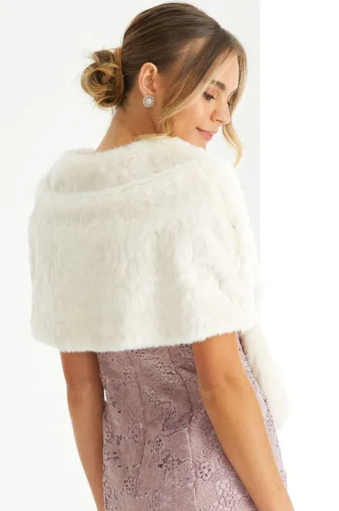 Review Fur Stole Marshmallow for rent on The Volte - main image