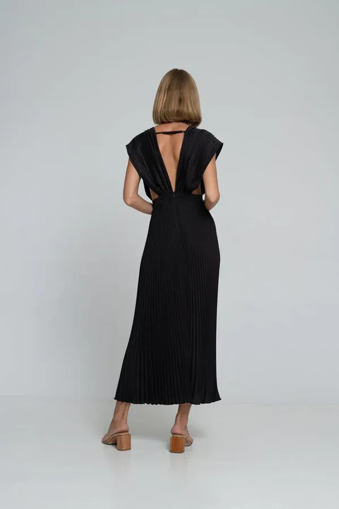 L'Idee Gala Gown In Noir Size 10 for rent on The Volte - main image