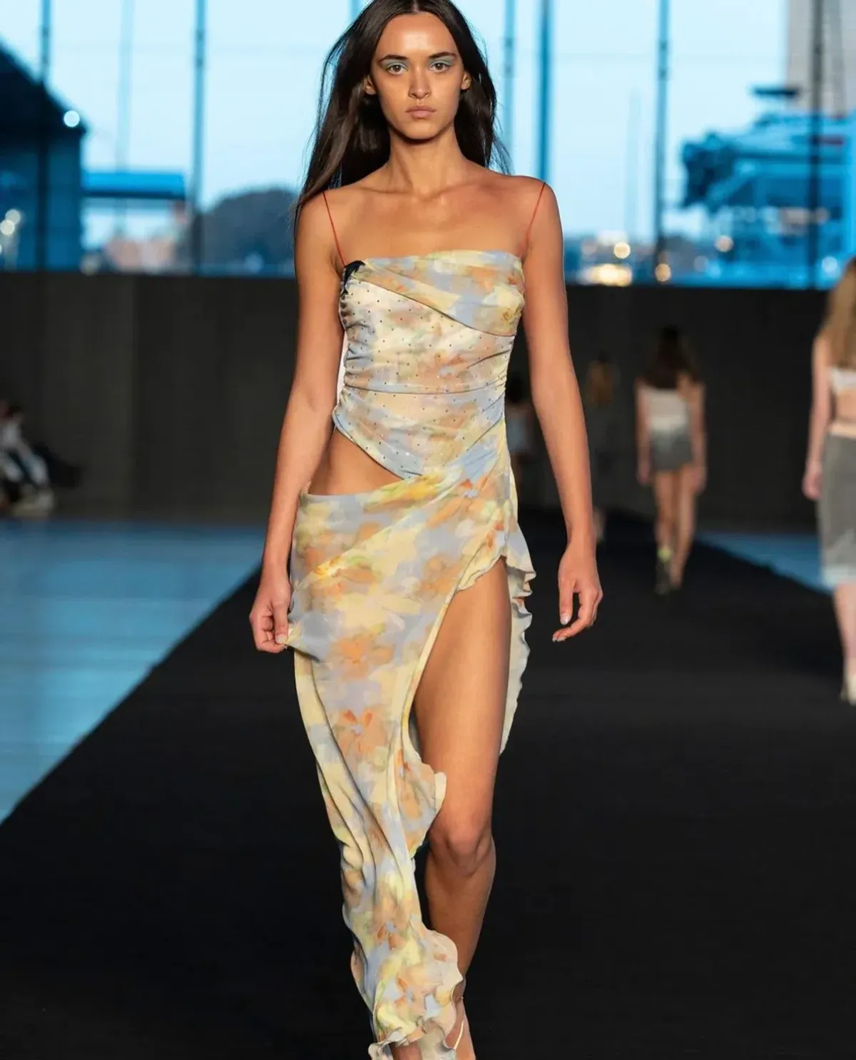 Bec & Bridge Zephy Asym Midi Dress Floral Size AU 8 - Image 2