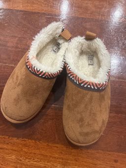 Mako Child Slipper Tan Size 1 for rent on The Volte - image 1