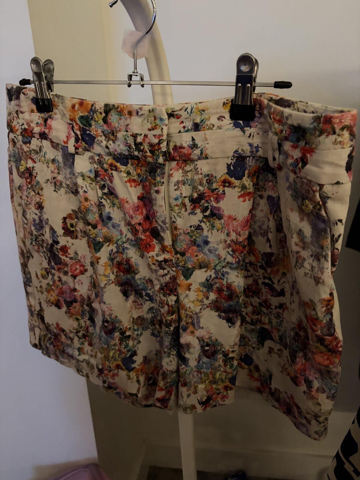 Jigsaw Women's Floral Pleated Tailored Shorts Size 10 for rent on The Volte - main image