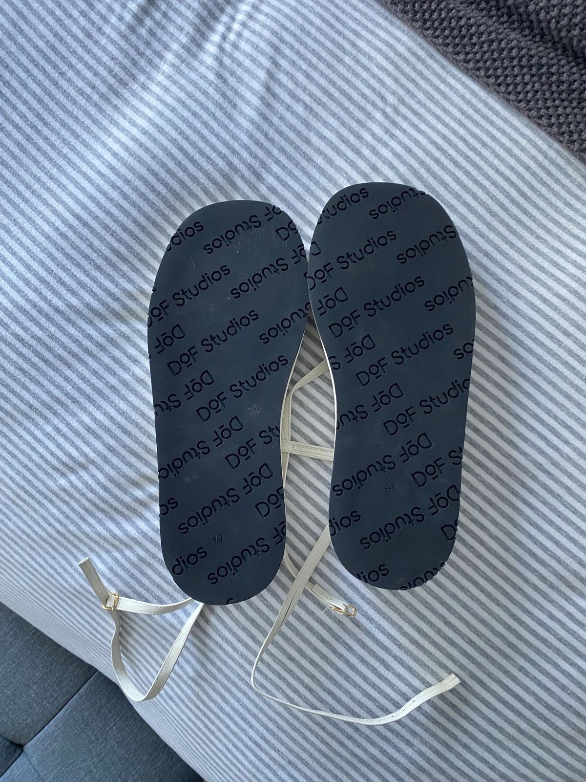 DOF Studios White Thong Sandals Size 10 Unisex - Image 3