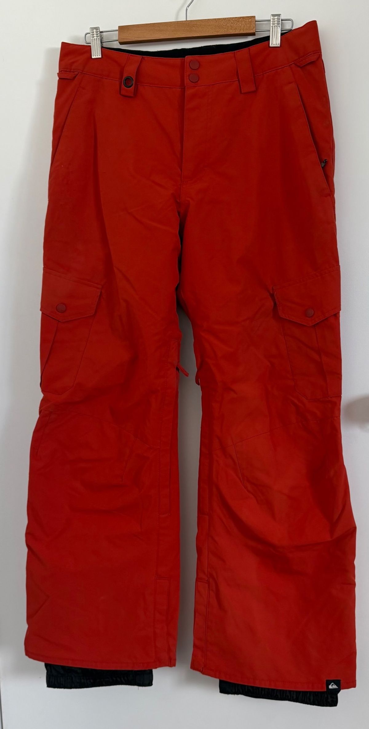 Quiksilver Men’s ski/snowboard pants. Size Medium./34 adjustable to smaller. Used lightly - Image 1